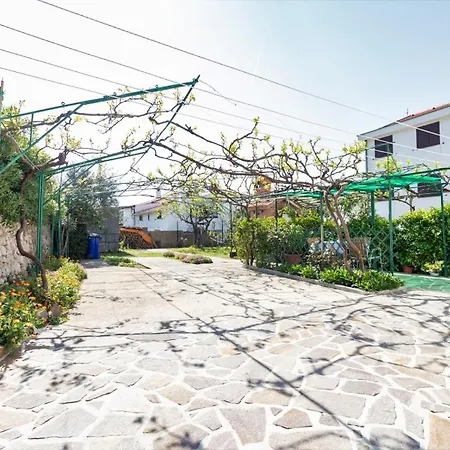 Lucky A2 In A Quiet Location Apartman Baška